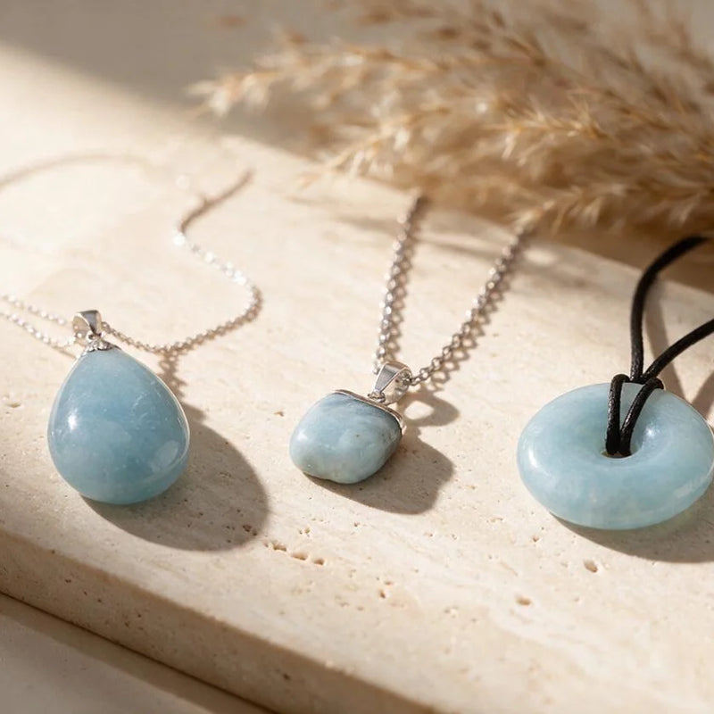Pendentif aigue-marine, pierre naturelle, sur travertin