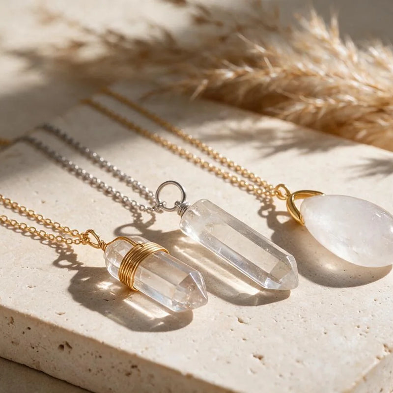 Pendentif cristal de roche, pierre naturelle, sur travertin