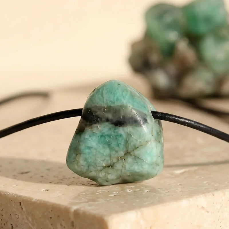 Pendentif émeraude, pierre naturelle, sur travertin