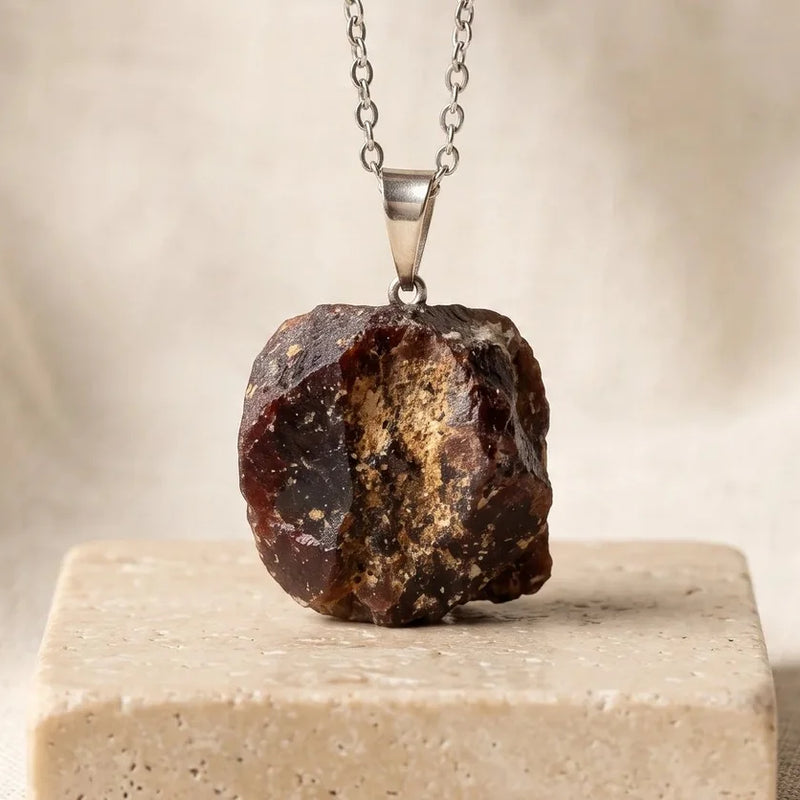 Pendentif grenat, pierre naturelle, sur travertin