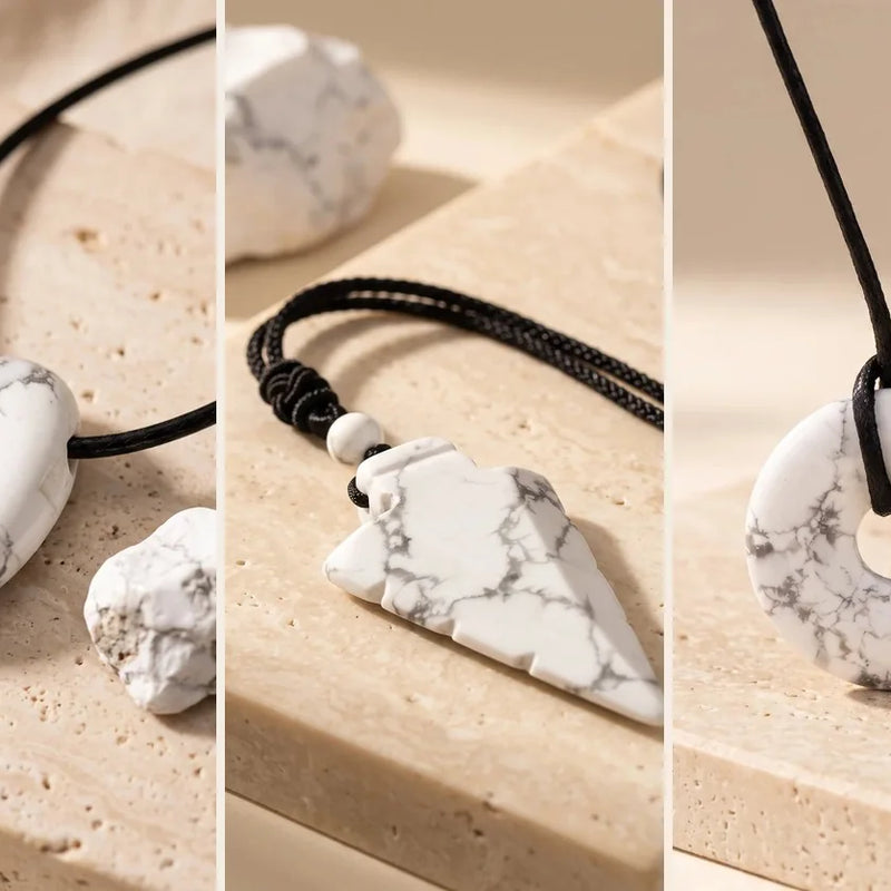 Pendentif howlite, pierre naturelle, sur travertin