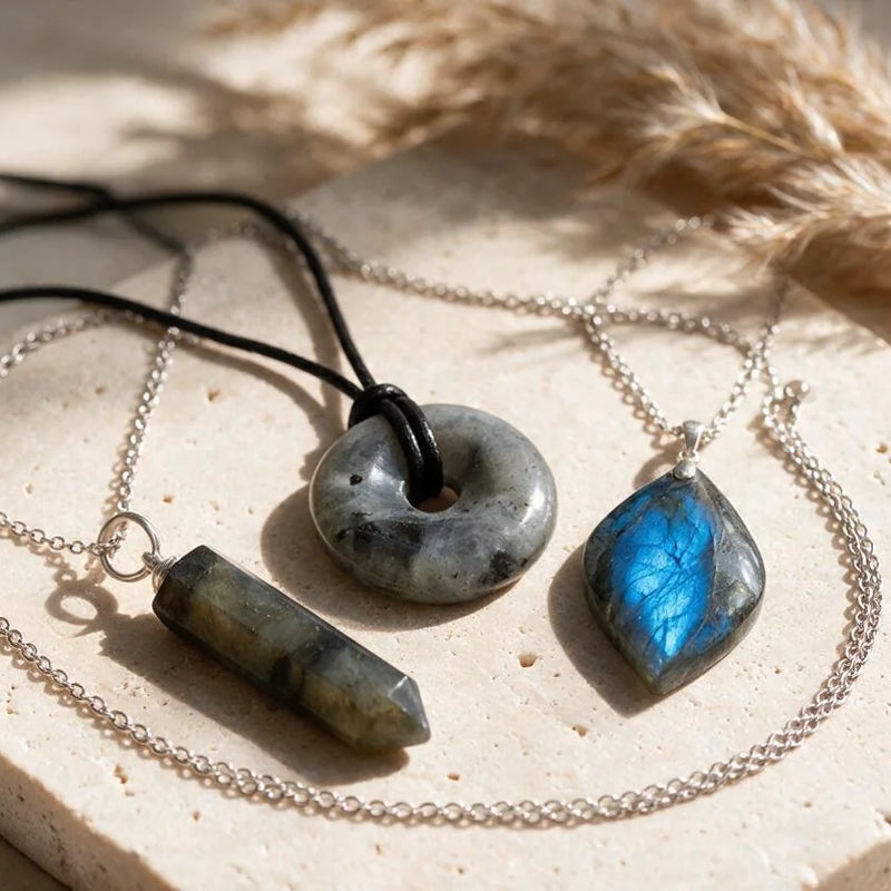 Pendentif labradorite, pierre naturelle, sur travertin