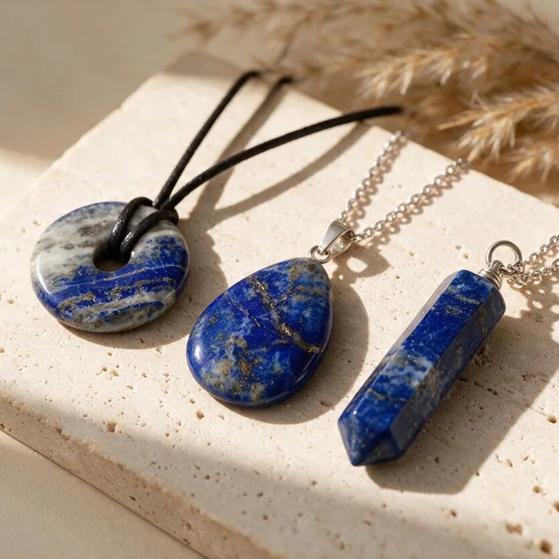 Pendentif lapis lazuli, pierre naturelle, sur travertin