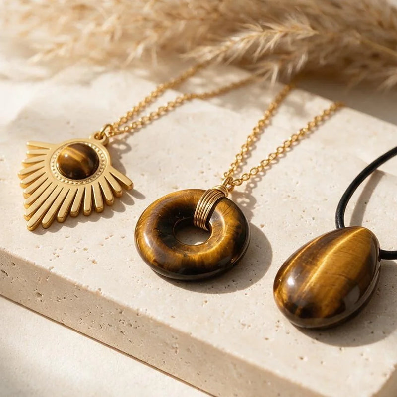 Pendentif œil de tigre, pierre naturelle, sur travertin