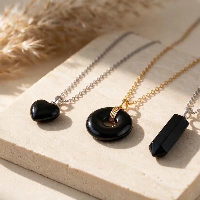 Pendentif onyx noir, pierre naturelle, sur travertin