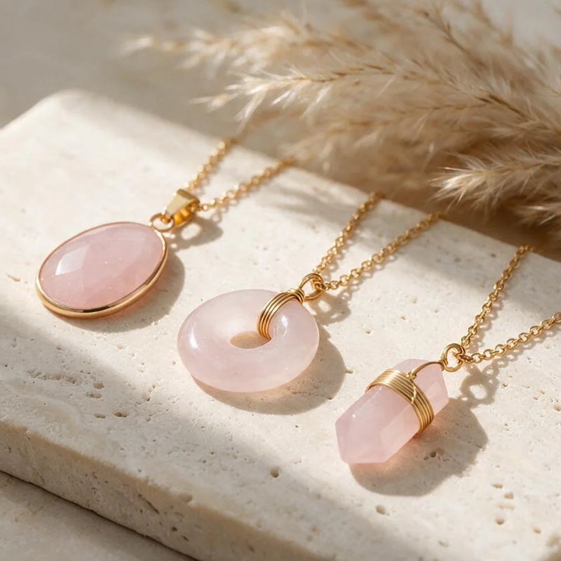 Pendentif quartz rose, pierre naturelle, sur travertin