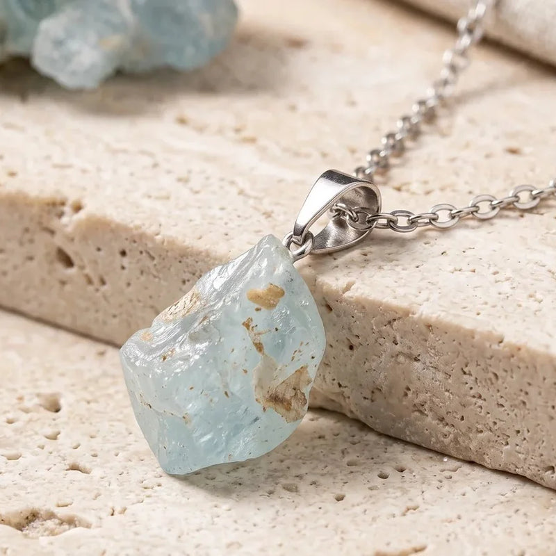 Pendentif topaze bleue, pierre naturelle, sur travertin