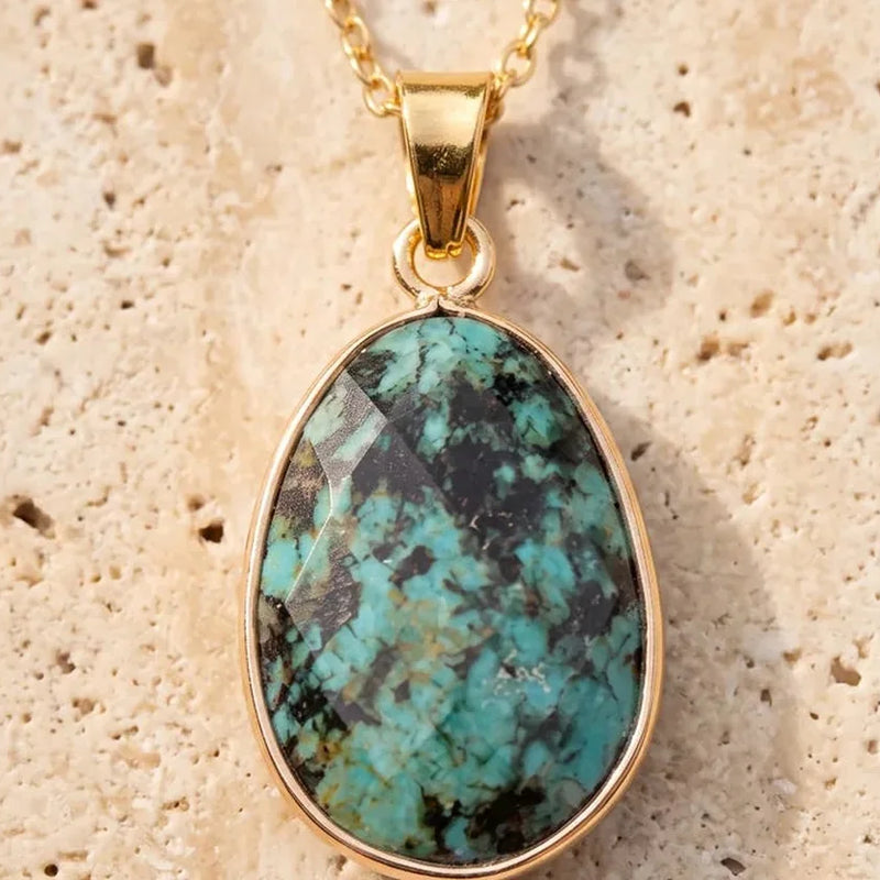 Pendentifs en turquoise naturelle, sur travertin