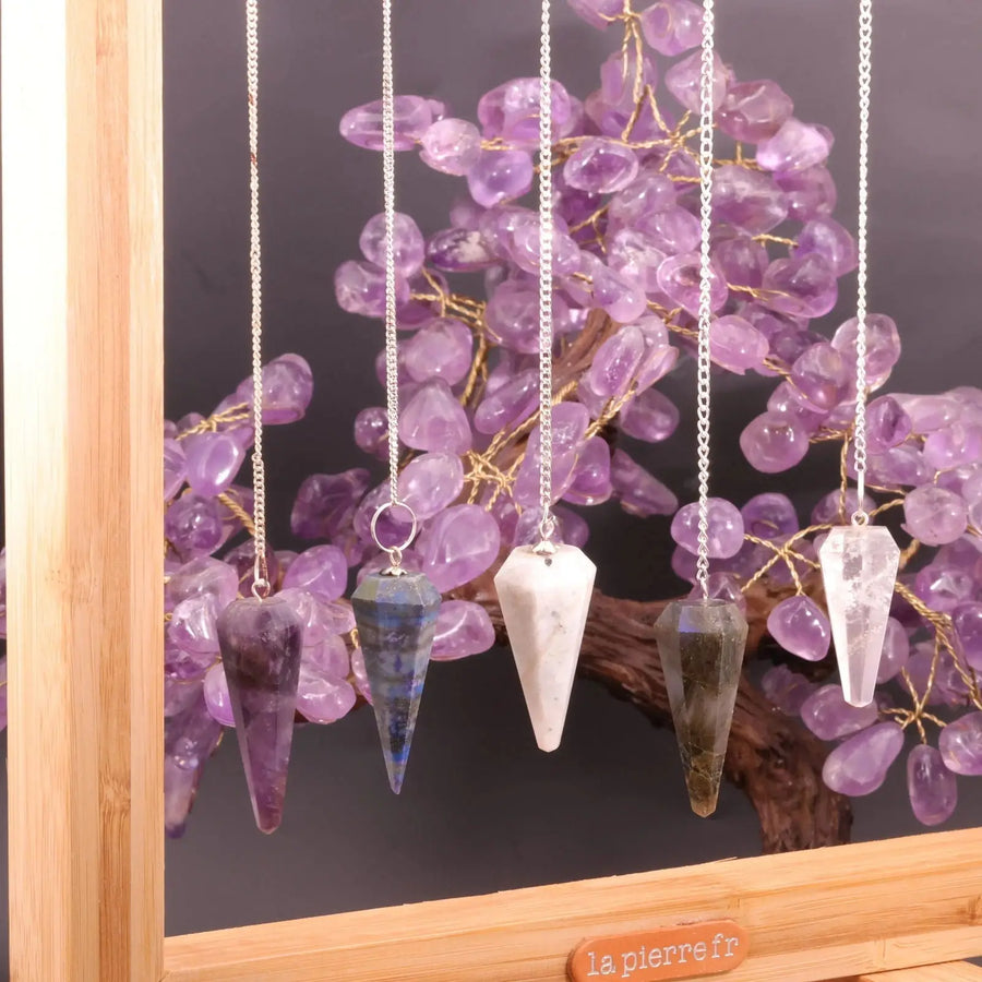 Collection de pendules en pierre naturelle : découvrez une variété de modèles en cristal de roche, quartz rose, oeil de tigre, aventurine, lapis lazuli et bien plus. Idéal pour la radiesthésie, la divination et les pratiques énergétiques.