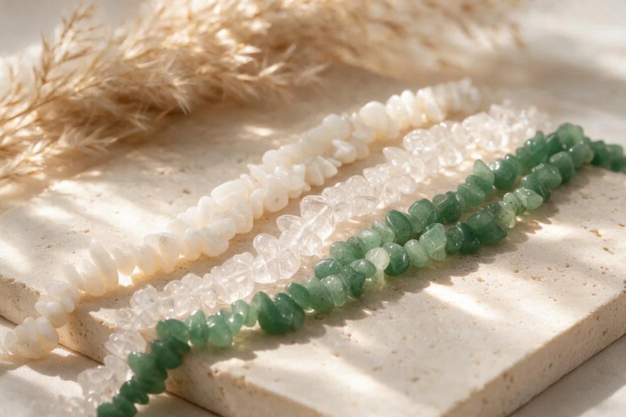 Perles baroques en pierre naturelle, sur travertin