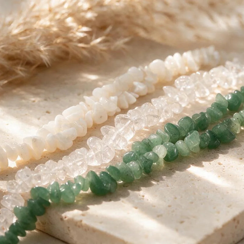 Perles baroques en pierre naturelle, sur travertin