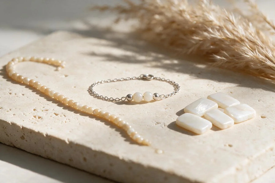 Perles de nacre, sur travertin