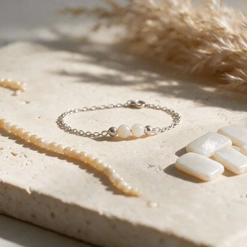 Perles de nacre, sur travertin