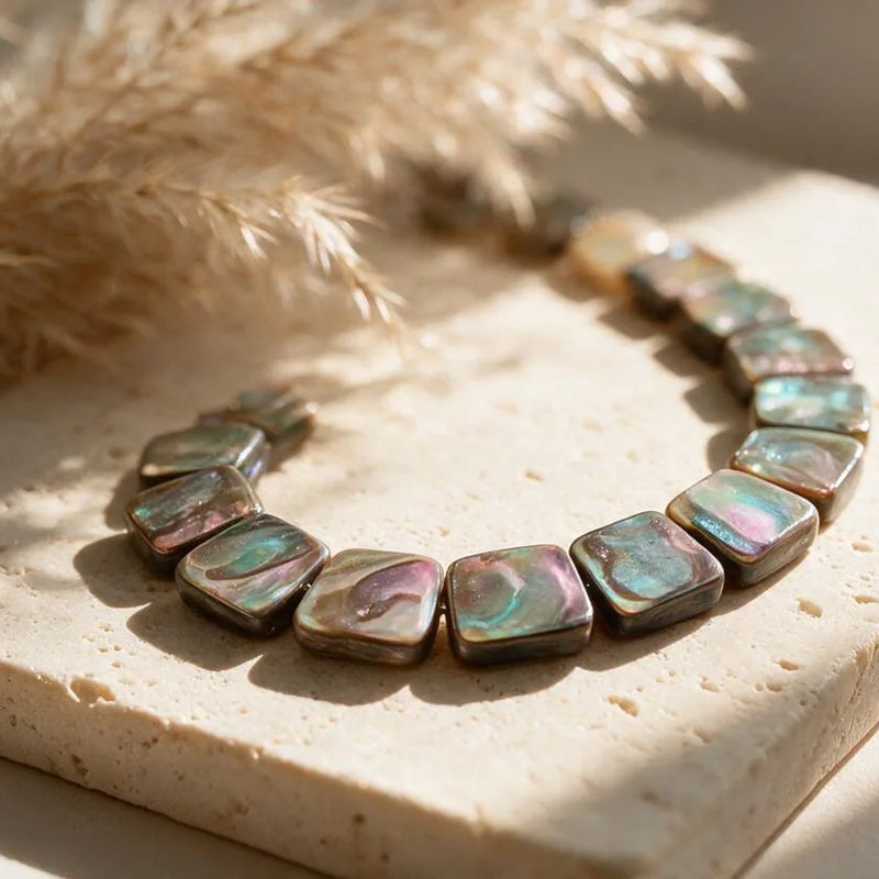 Perles d'ormeau (abalone), sur travertin