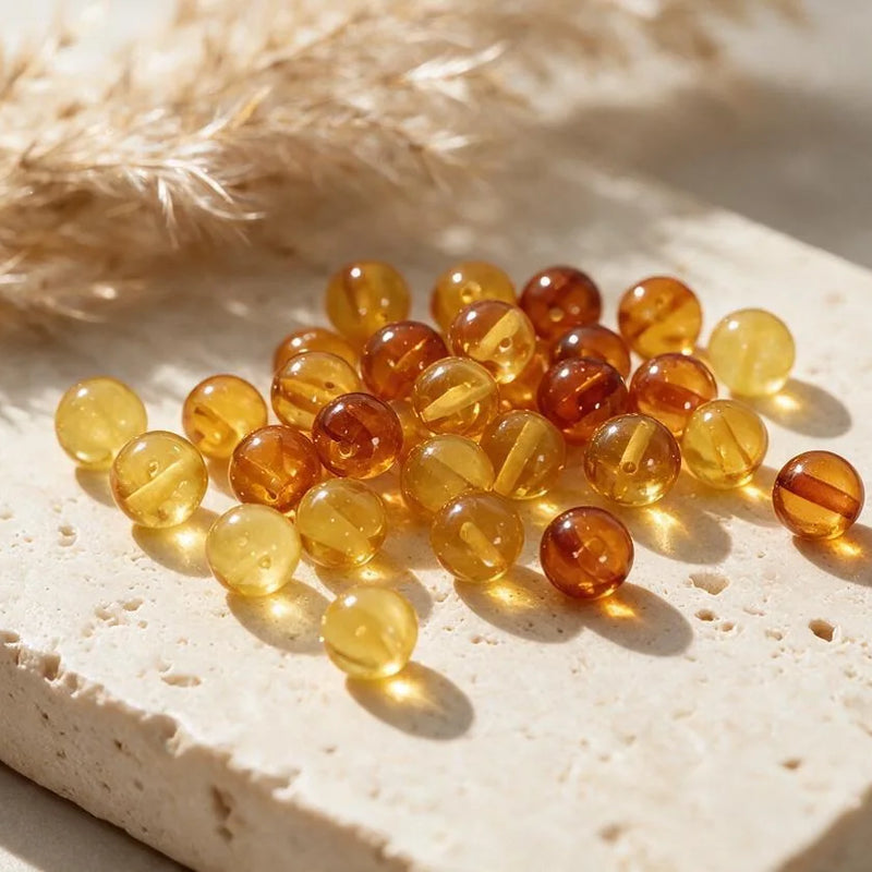 Perles d'ambre, sur travertin