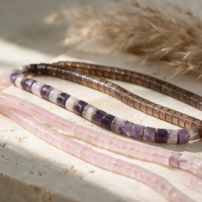 Perles heishi en pierre naturelle, sur travertin