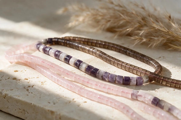Perles heishi en pierre naturelle, sur travertin
