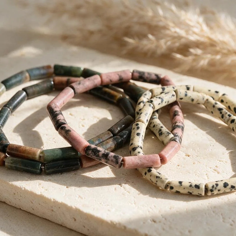 Perles tubes en pierre naturelle, sur travertin