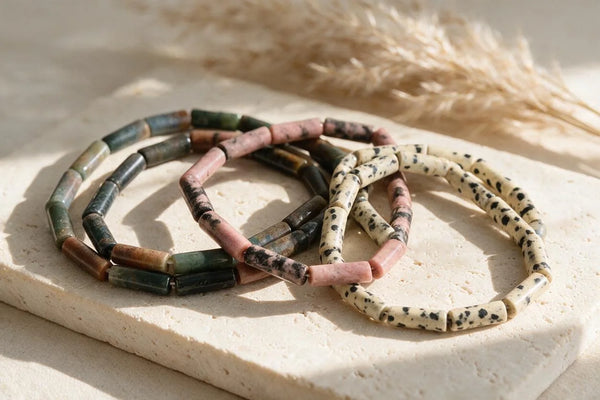 Perles tubes en pierre naturelle, sur travertin