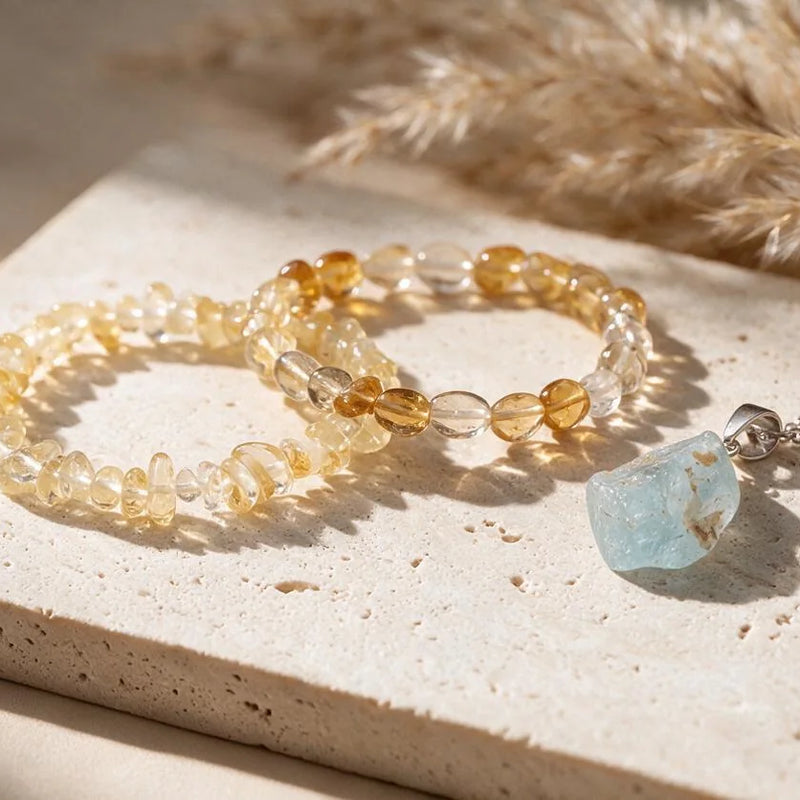 Pierre de naissance de novembre : citrine, topaze et amétrine, sur travertin