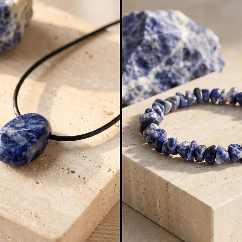 Pierre de naissance de septembre : saphir, lapis-lazuli et sodalite, sur travertin