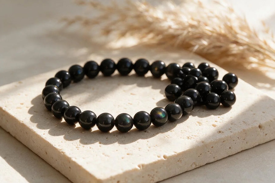 Obsidienne œil céleste, pierre naturelle, sur travertin