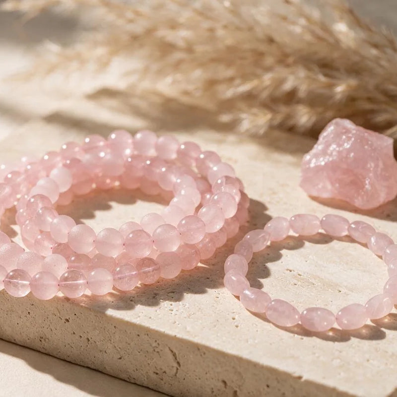 Pierres du Taureau : quartz rose, émeraude, jade, sur travertin