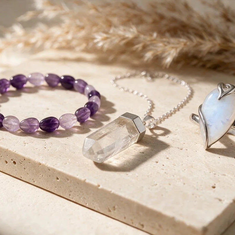 Pierres et bijoux du chakra couronne, sur travertin