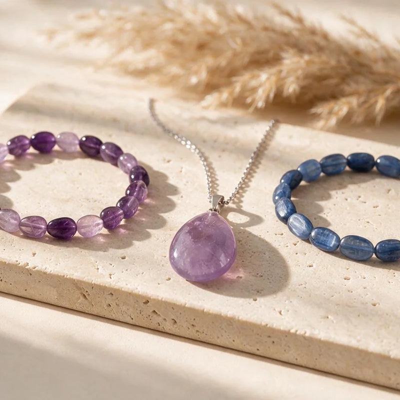Pierres et bijoux du chakra du troisième œil, sur travertin
