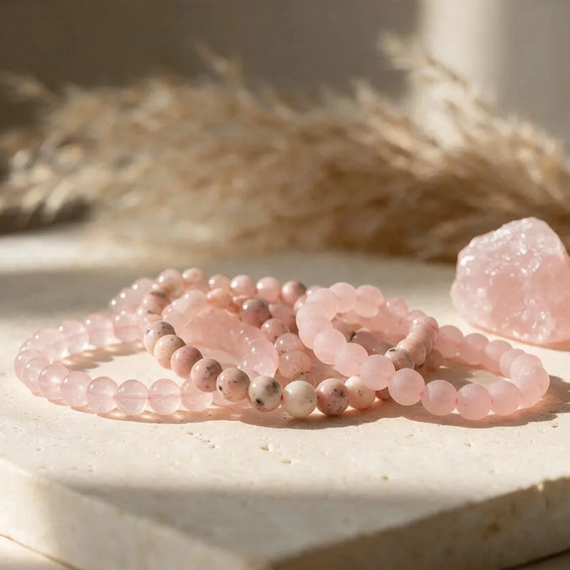 Pierres de la Balance : lapis lazuli, quartz rose, citrine, sur travertin
