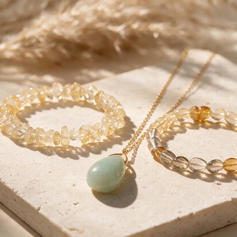 Pierres de la Vierge : jade vert, amazonite, citrine, sur travertin