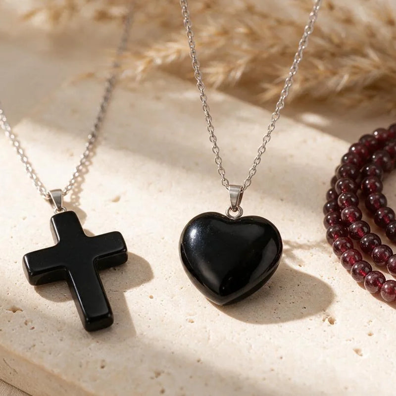 Bijoux et pierres du Capricorne, sur travertin