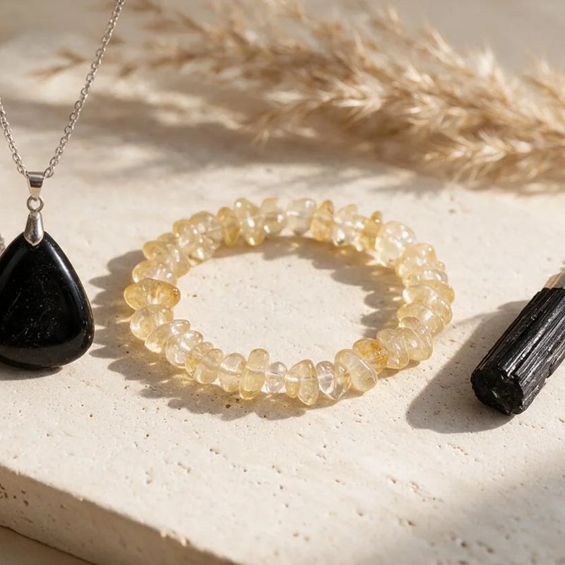 Pierres des Gémeaux : agate, citrine, aigue-marine, sur travertin