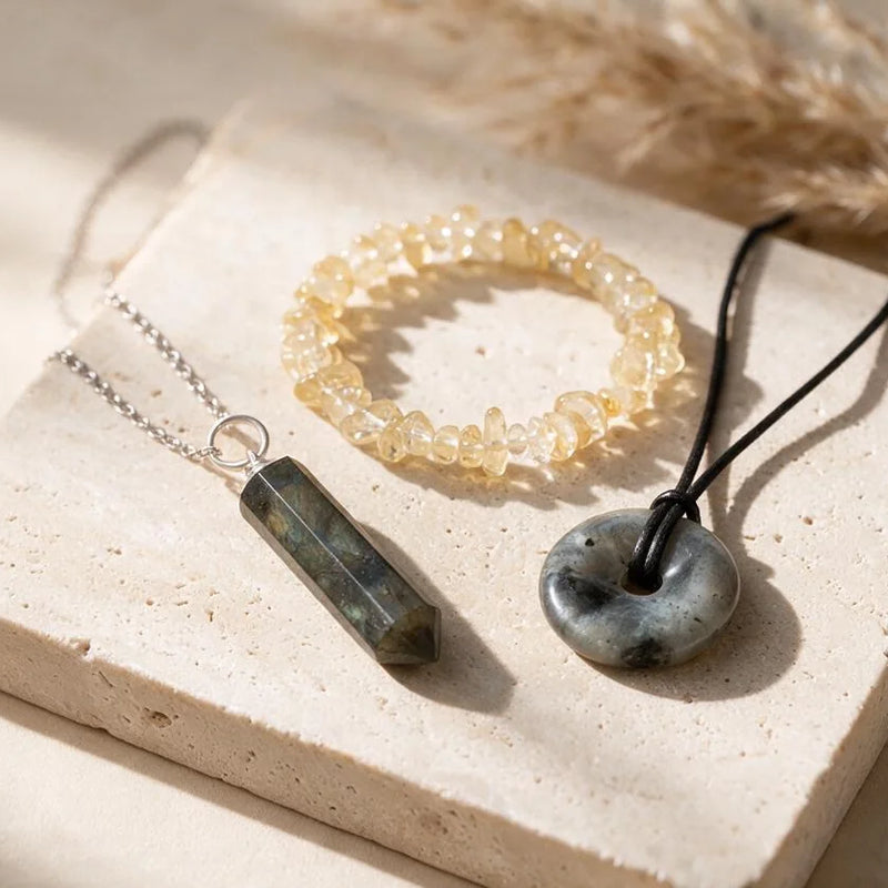 Pierres du Lion : œil de tigre, citrine, pierre de soleil, sur travertin