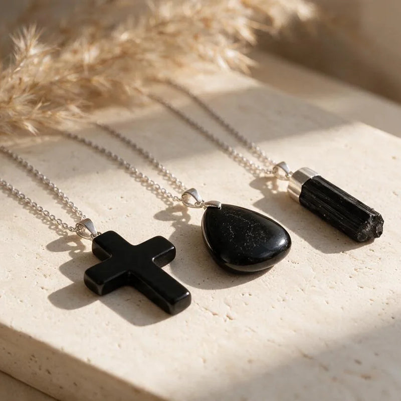Pierres du Scorpion : obsidienne, malachite, grenat, sur travertin