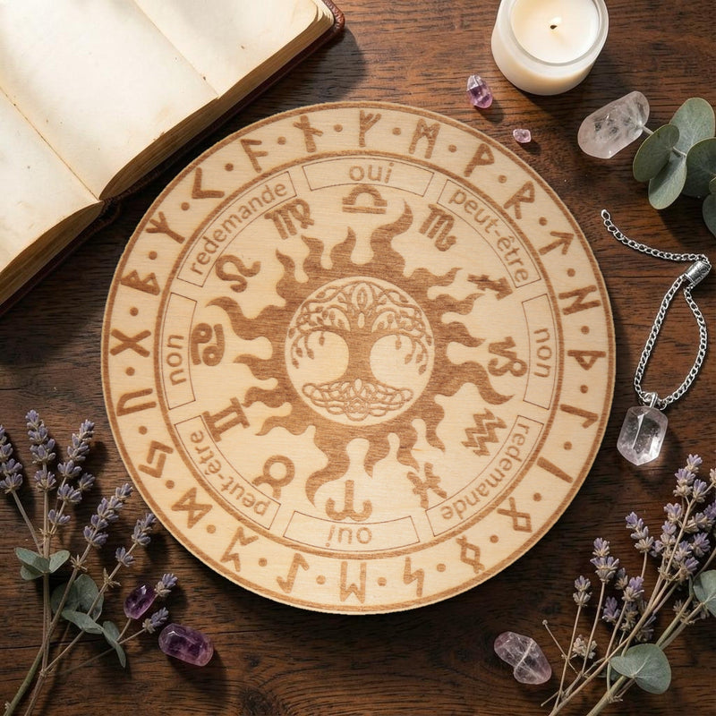 Planche pendule en bois gravé, arbre de vie celtique, runes et zodiaque