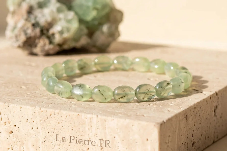 Pierre préhnite naturelle, sur travertin