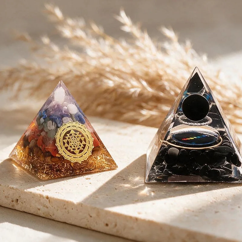 Pyramide Orgonite 7 Chakras en Pierre Naturelle, sur travertin