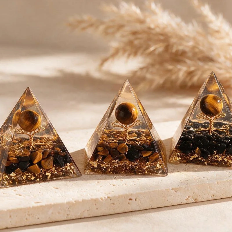 Pyramide Orgonite Arbre de Vie en Pierre Naturelle, sur travertin