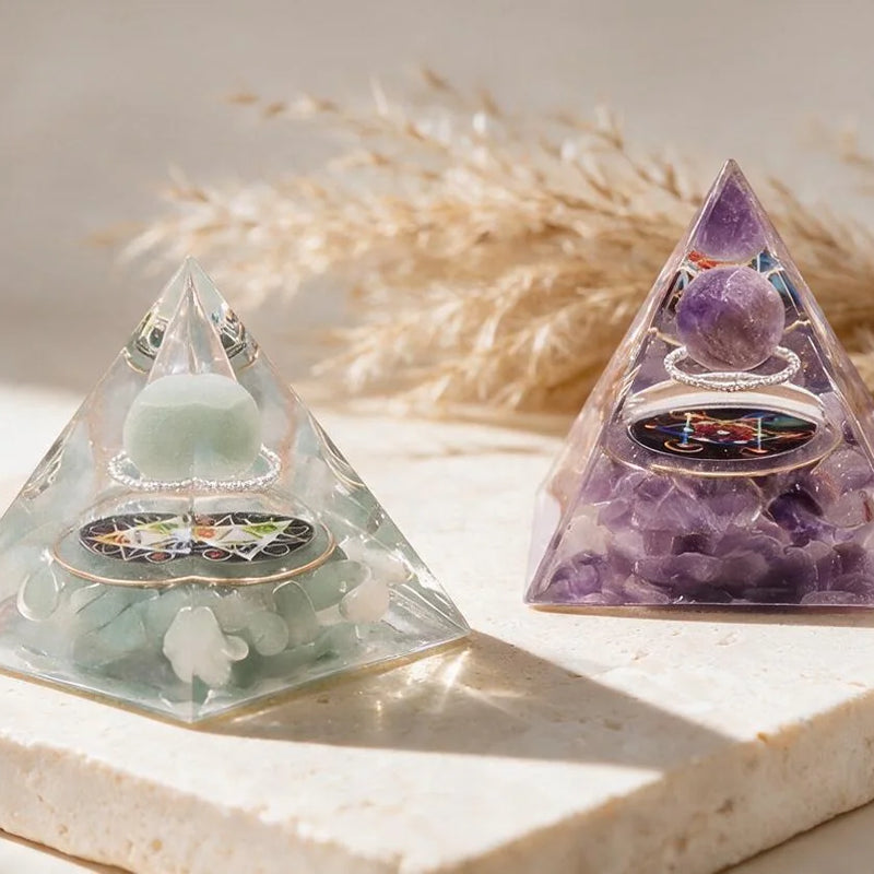 Pyramide Orgonite Cube de Métatron en Pierre Naturelle, sur travertin