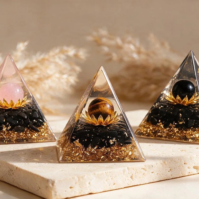 Pyramide Orgonite Lotus en Pierre Naturelle, sur travertin