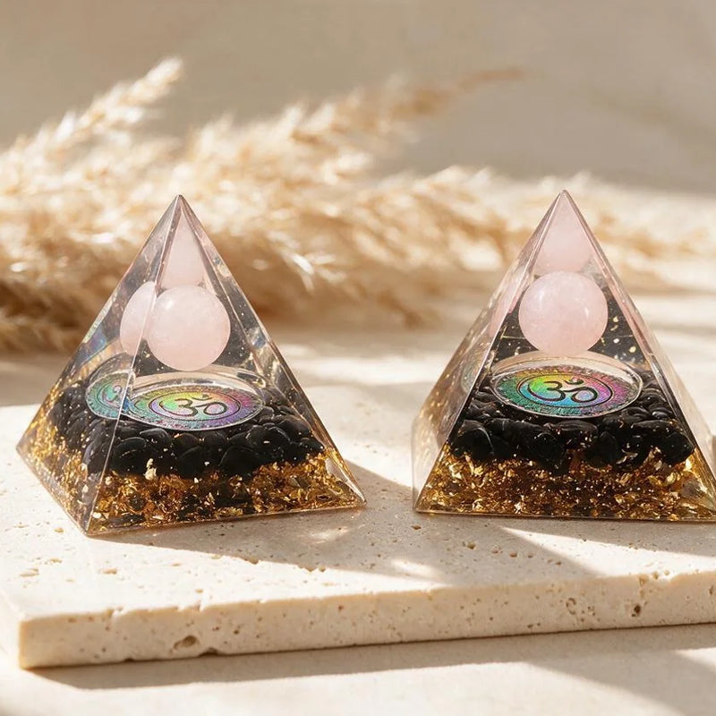 Pyramide Orgonite OM en Pierre Naturelle, sur travertin