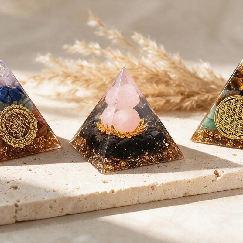 Pyramides Orgonite en Pierre Naturelle, sur travertin