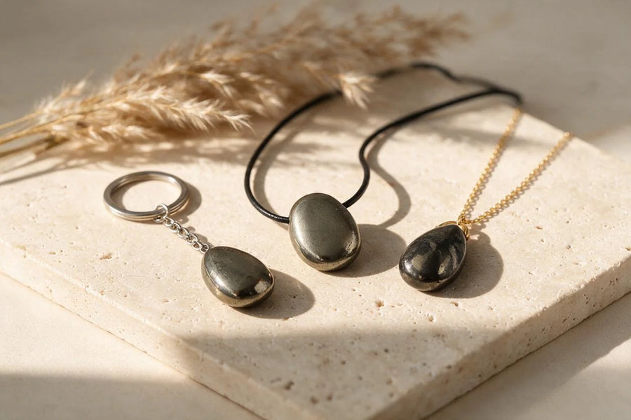 Pyrite, pierre naturelle, sur travertin