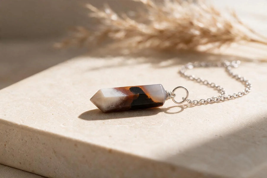 Sardonyx, pierre naturelle, sur travertin