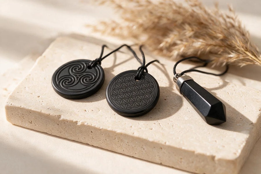 Shungite, pierre naturelle, sur travertin