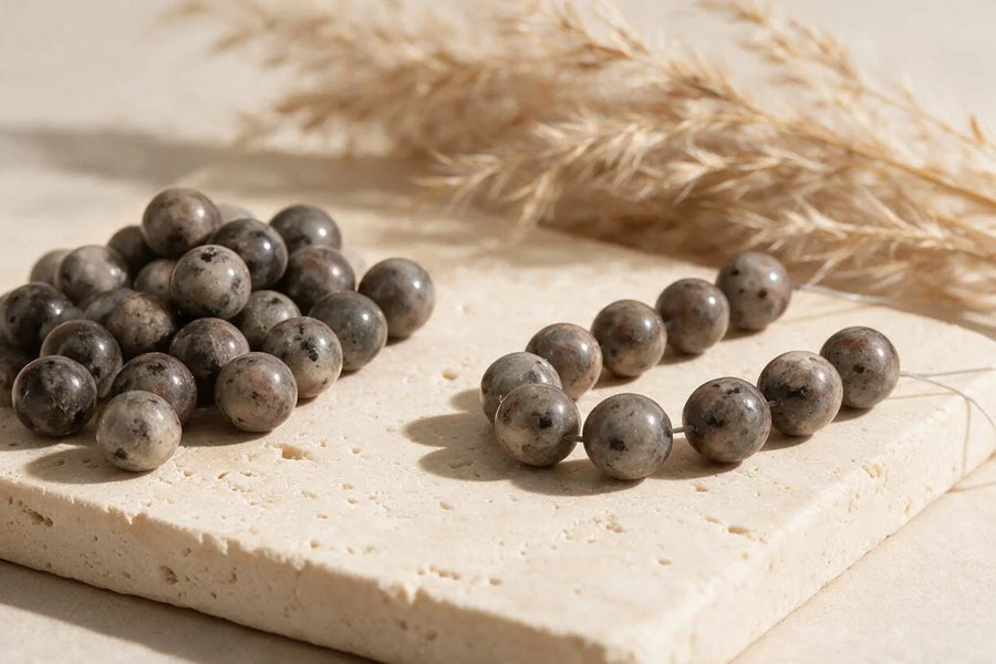 Pierre yooperlite naturelle, sur travertin