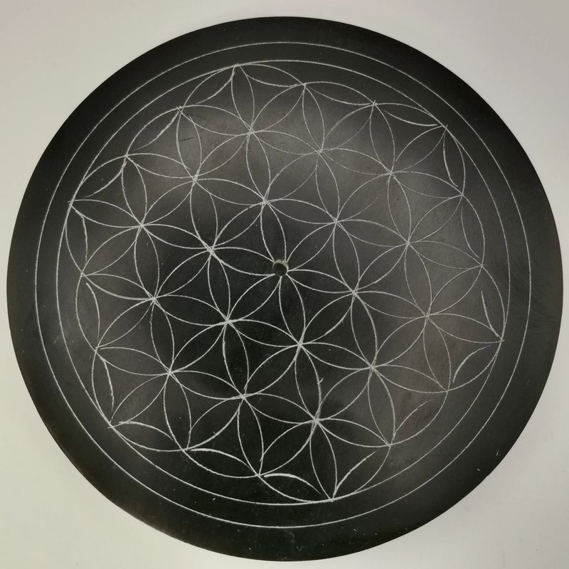Porte-encens Fleur de Vie gravé en pierre saponite noire, diamètre environ 10 cm, objet décoratif