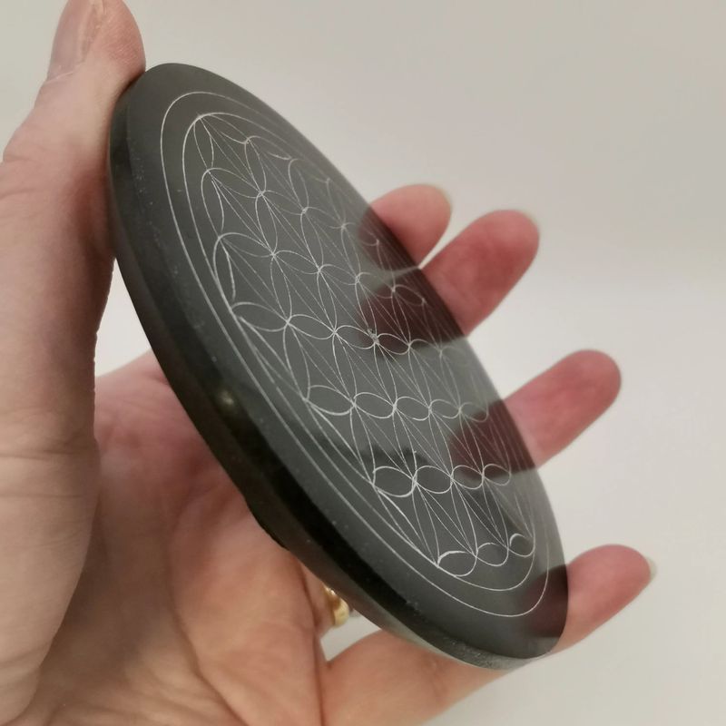Plateau porte-encens rond en saponite noire gravée Fleur de Vie, pierre naturelle d'environ 10 cm