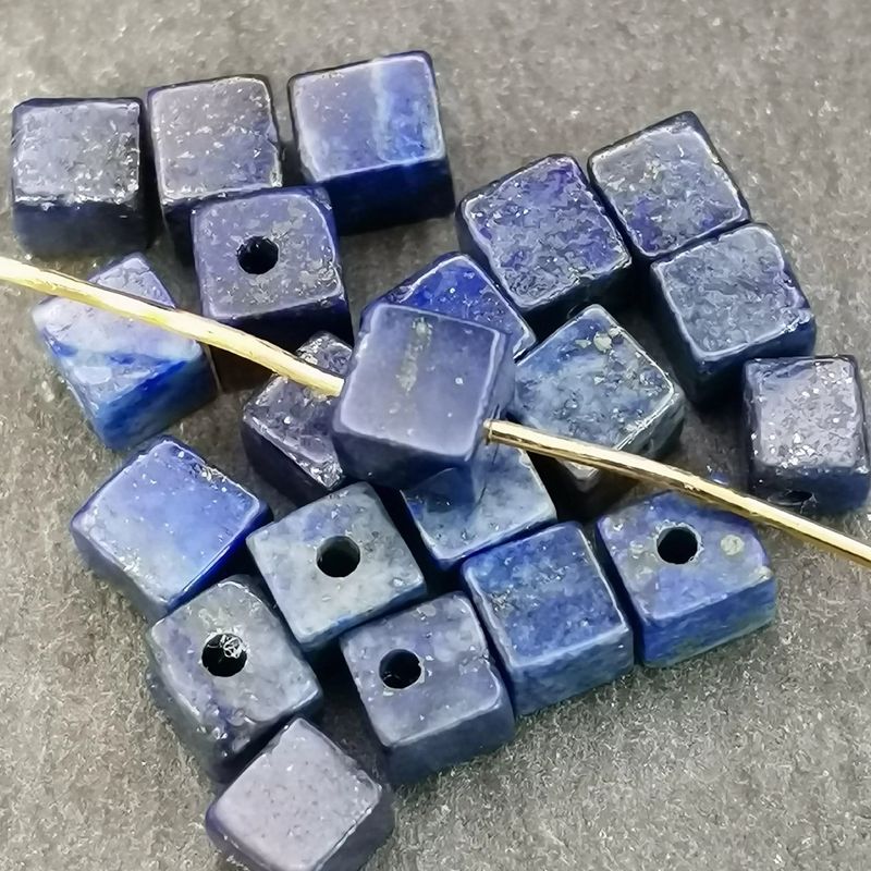 Perles cube en Lapis Lazuli bleu profond de 4x4 mm, pierre naturelle veinée d'or pour bijoux